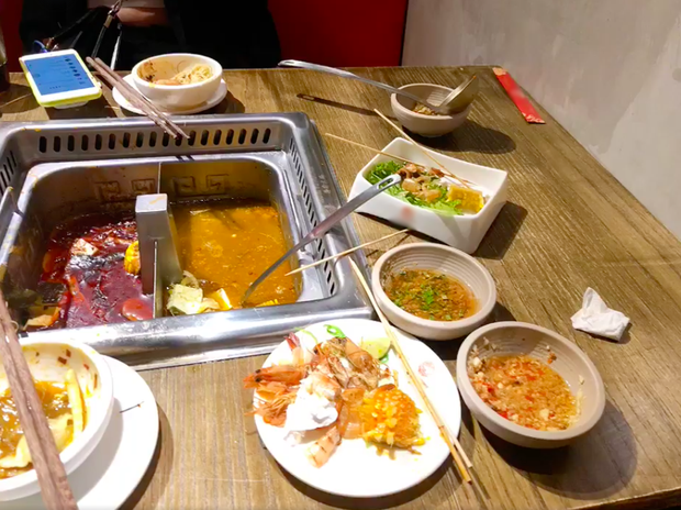 Dân tình tranh cãi vụ nhà hàng phạt khách 200k vì thừa rau: “Ép người quá đáng, đây là lừa đảo chứ kinh doanh gì nữa?” - Ảnh 4.