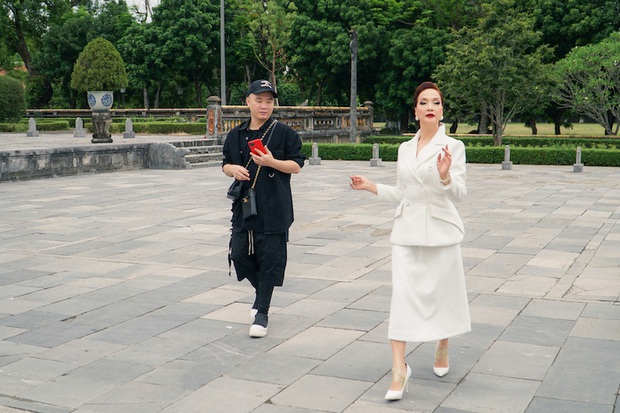 Giật mình với cấu hình trên sang - dưới sốc của NSND Lê Khanh khi sải catwalk ở hậu trường Gái Già Lắm Chiêu 5  - Ảnh 4.