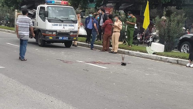 Xe máy va chạm với ô tô, nam thanh niên 18 tuổi chết thảm - Ảnh 1.