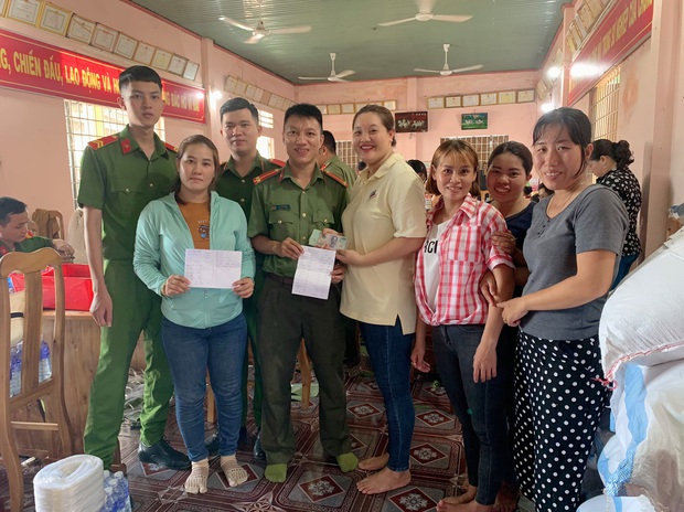  Công an Bình Phước chung tay cùng người dân gói 3.000 chiếc bánh tét tiếp sức đồng bào vùng lũ miền Trung - Ảnh 5.