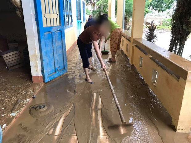 Chùm ảnh trường học Quảng Trị ngập đầy bùn đất, bàn ghế bị ngâm nước trở nên mốc meo, mềm nhũn sau lũ - Ảnh 3.