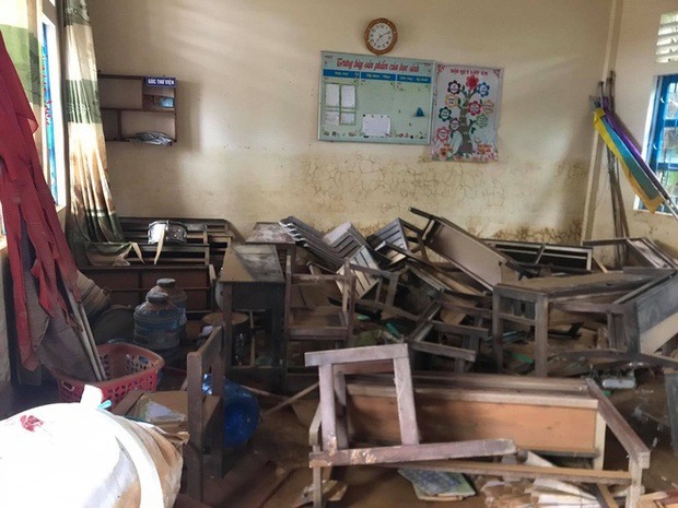 Chùm ảnh trường học Quảng Trị ngập đầy bùn đất, bàn ghế bị ngâm nước trở nên mốc meo, mềm nhũn sau lũ - Ảnh 4.