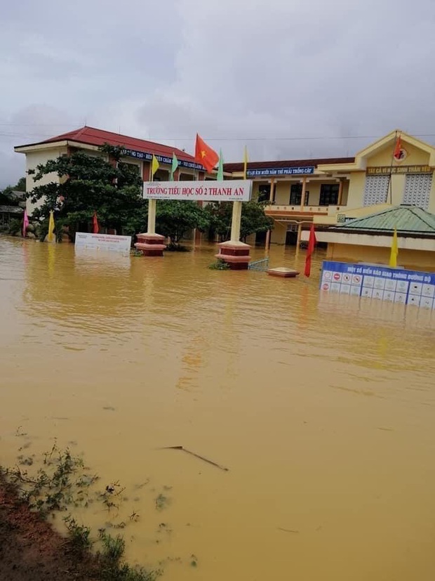 Khung cảnh trường học sau trận đại hồng thuỷ tại Quảng Trị: Cơ sở vật chất hư hỏng, sách vở, đồ dùng học tập ngập ngụa bùn đất - Ảnh 1.