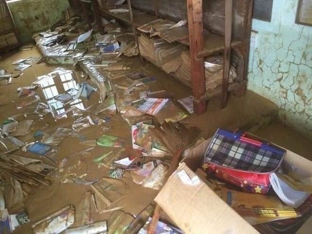 Khung cảnh trường học sau trận đại hồng thuỷ tại Quảng Trị: Cơ sở vật chất hư hỏng, sách vở, đồ dùng học tập ngập ngụa bùn đất - Ảnh 2.