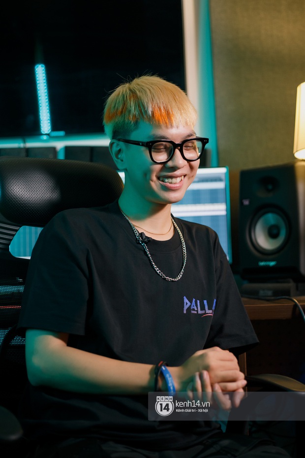 R.Tee: Tôi vẫn còn ghen tị với 16Typh lắm đấy! Nhìn ba trên giường bệnh, tôi chỉ muốn bỏ Rap, mọi đam mê nghệ thuật tan biến hết - Ảnh 27.