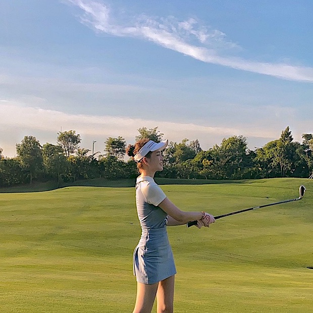 Bức ảnh toát lên nhan sắc và sở thích quý tộc của Á hậu, bạn gái thiếu gia và vợ sắp cưới của chủ sân golf - Ảnh 3.