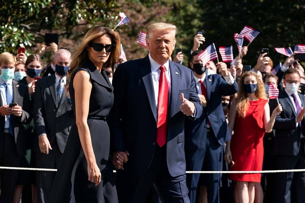 Tái xuất sau khi mắc Covid-19, Đệ Nhất Phu nhân Mỹ Melania Trump gây chú ý khi có hành động “giằng co” với chồng ngay trên sân khấu - Ảnh 1.