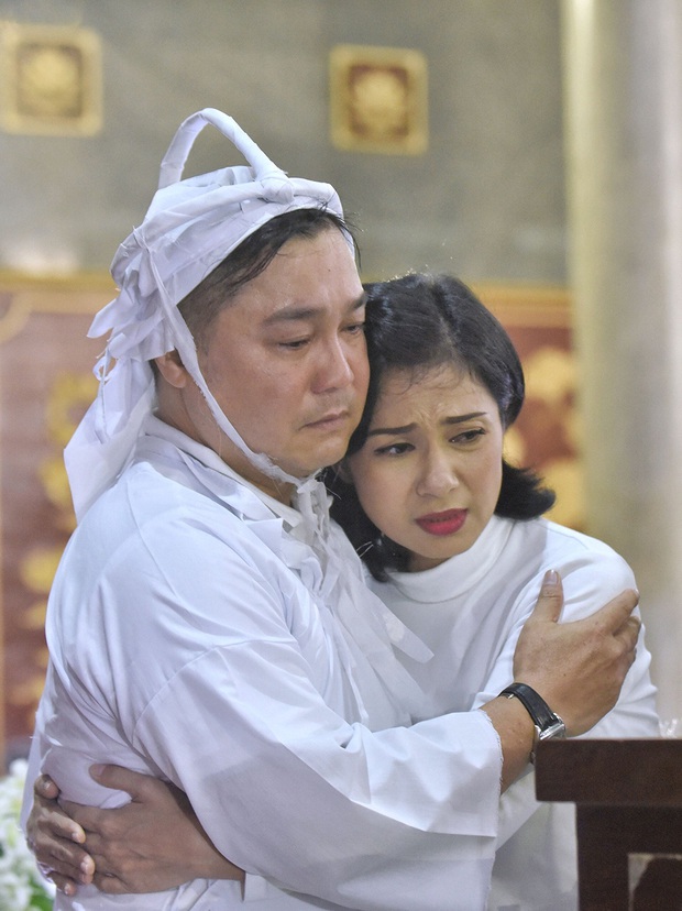 Tang lễ NSND Lý Huỳnh: Diễn viên Lý Hùng tiết lộ 2 tâm nguyện của cha, Việt Trinh cùng dàn sao Việt xót thương - Ảnh 5. Tang lễ NSND Lý Huỳnh: Diễn viên Lý Hùng tiết lộ 2 tâm nguyện của cha, Việt Trinh cùng dàn sao Việt xót thương - Ảnh 5.