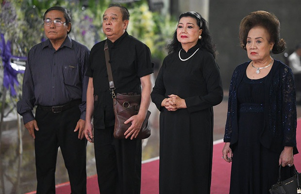 Tang lễ NSND Lý Huỳnh: Diễn viên Lý Hùng tiết lộ 2 tâm nguyện của cha, Việt Trinh cùng dàn sao Việt xót thương - Ảnh 8. Tang lễ NSND Lý Huỳnh: Diễn viên Lý Hùng tiết lộ 2 tâm nguyện của cha, Việt Trinh cùng dàn sao Việt xót thương - Ảnh 8.