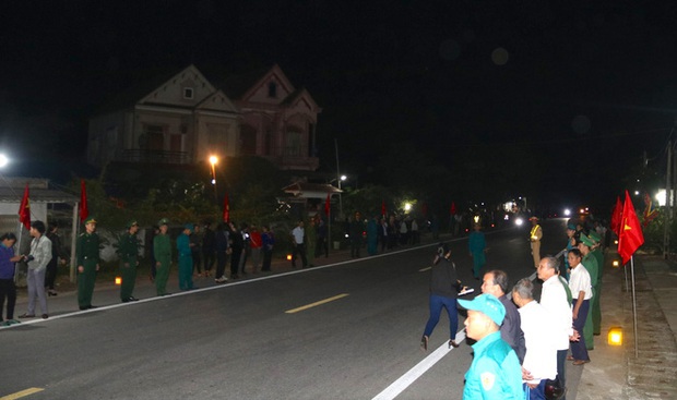 Người vợ liệt sỹ 15 ngày đeo 3 khăn tang ngã quỵ ngày đón chồng về - Ảnh 2.