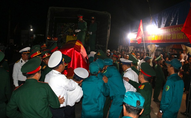 Người vợ liệt sỹ 15 ngày đeo 3 khăn tang ngã quỵ ngày đón chồng về - Ảnh 3.