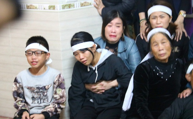 Người vợ liệt sỹ 15 ngày đeo 3 khăn tang ngã quỵ ngày đón chồng về - Ảnh 1.