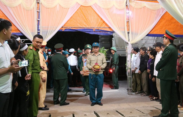 Người vợ liệt sỹ 15 ngày đeo 3 khăn tang ngã quỵ ngày đón chồng về - Ảnh 4.