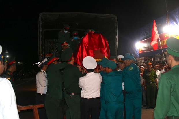 Người vợ liệt sỹ 15 ngày đeo 3 khăn tang ngã quỵ ngày đón chồng về - Ảnh 6.