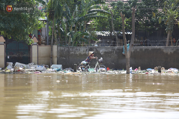 Ảnh: Người dân Quảng Bình bì bõm bơi trong biển rác sau trận lũ lịch sử, nguy cơ lây nhiễm bệnh tật - Ảnh 4.