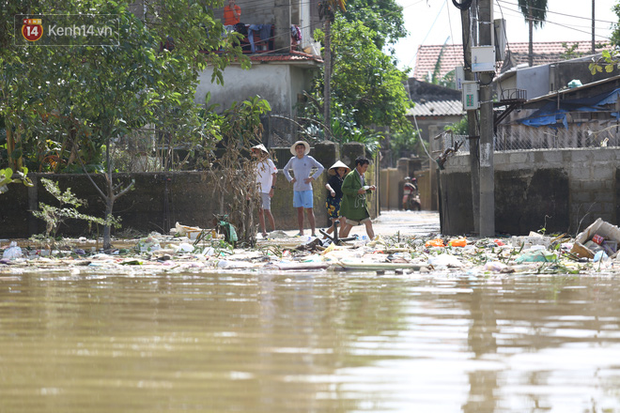 Ảnh: Người dân Quảng Bình bì bõm bơi trong biển rác sau trận lũ lịch sử, nguy cơ lây nhiễm bệnh tật - Ảnh 5.