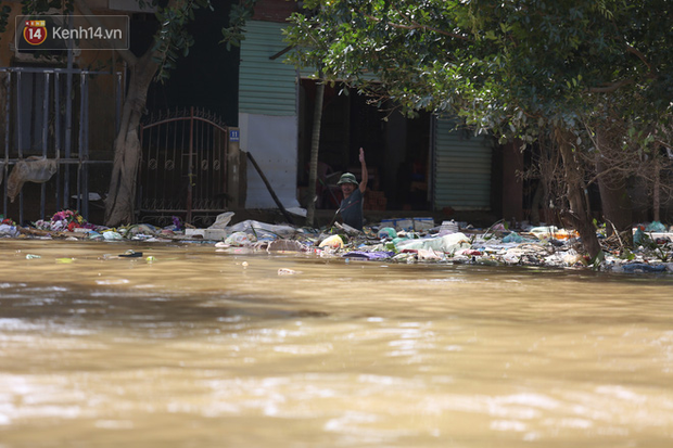 Ảnh: Người dân Quảng Bình bì bõm bơi trong biển rác sau trận lũ lịch sử, nguy cơ lây nhiễm bệnh tật - Ảnh 6.