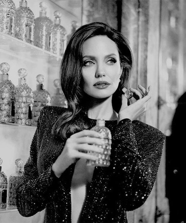 Angelina Jolie's aristocratic old magazine photo set is suddenly hot again: Truly a beauty queen, no wonder Brad Pitt used to be so confused - Photo 5.