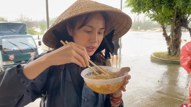 Cận cảnh bữa ăn ngon nhất của Thuỷ Tiên khi đi cứu trợ đồng bào miền Trung: sau nhiều ngày mới được ăn một bát mì nóng - Ảnh 4.