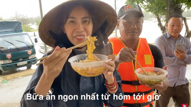 Cận cảnh bữa ăn ngon nhất của Thuỷ Tiên khi đi cứu trợ đồng bào miền Trung: sau nhiều ngày mới được ăn một bát mì nóng - Ảnh 5.