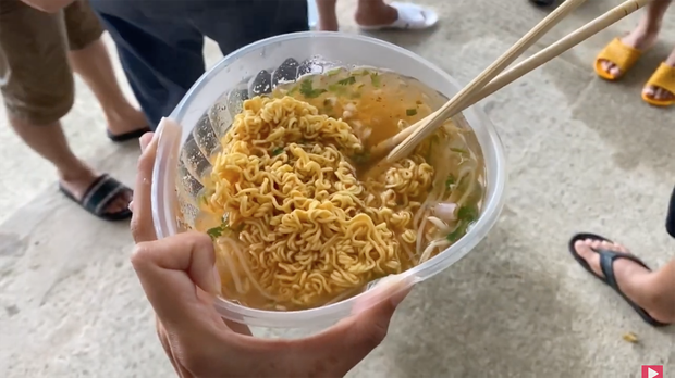 Cận cảnh bữa ăn ngon nhất của Thuỷ Tiên khi đi cứu trợ đồng bào miền Trung: sau nhiều ngày mới được ăn một bát mì nóng - Ảnh 6.