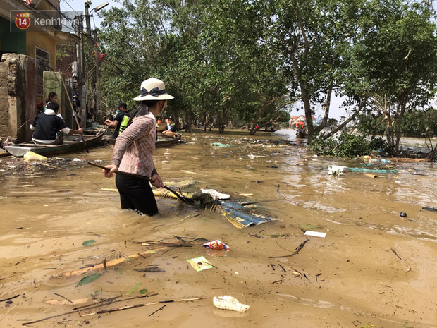 Ảnh: Người dân Quảng Bình bì bõm bơi trong biển rác sau trận lũ lịch sử, nguy cơ lây nhiễm bệnh tật - Ảnh 10.