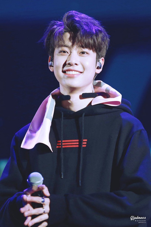 6 nam idol đẹp không camera nào bắt được: J-Hope và em trai BTS đẹp vô thực, nam thần nhà SM được khen đúng chất tổng tài ngôn tình - Ảnh 18.