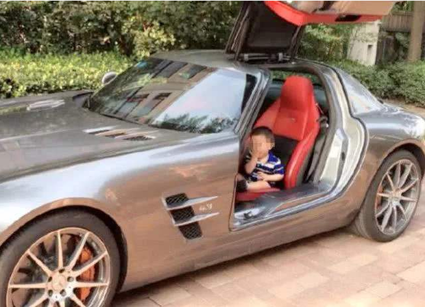 Bị chê trách trong nhóm chat chung vì lái xe Rolls Royce đón con, bà mẹ tỉnh bơ đáp lại 1 câu khiến phụ huynh khác câm nín - Ảnh 1.