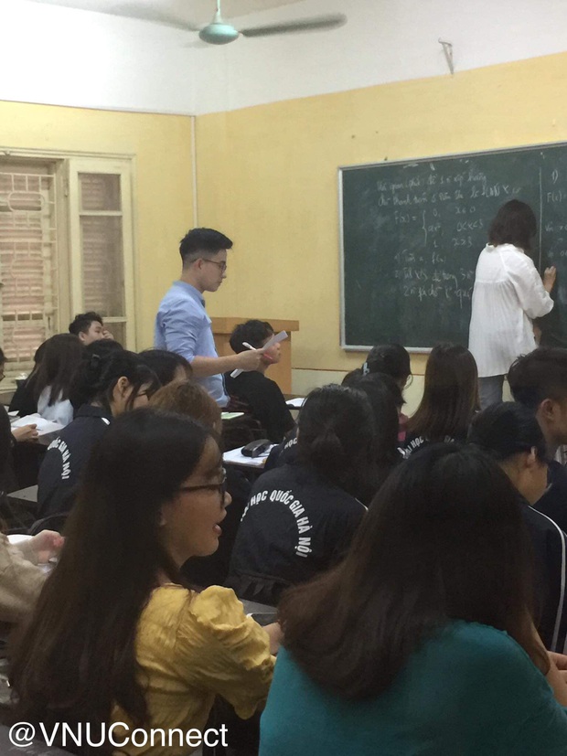 Xuất hiện qua loạt ảnh chụp lén của sinh viên, thầy giáo soái ca nổi rần rần MXH, dân tình thi nhau xung phong xin slot học chung - Ảnh 3.