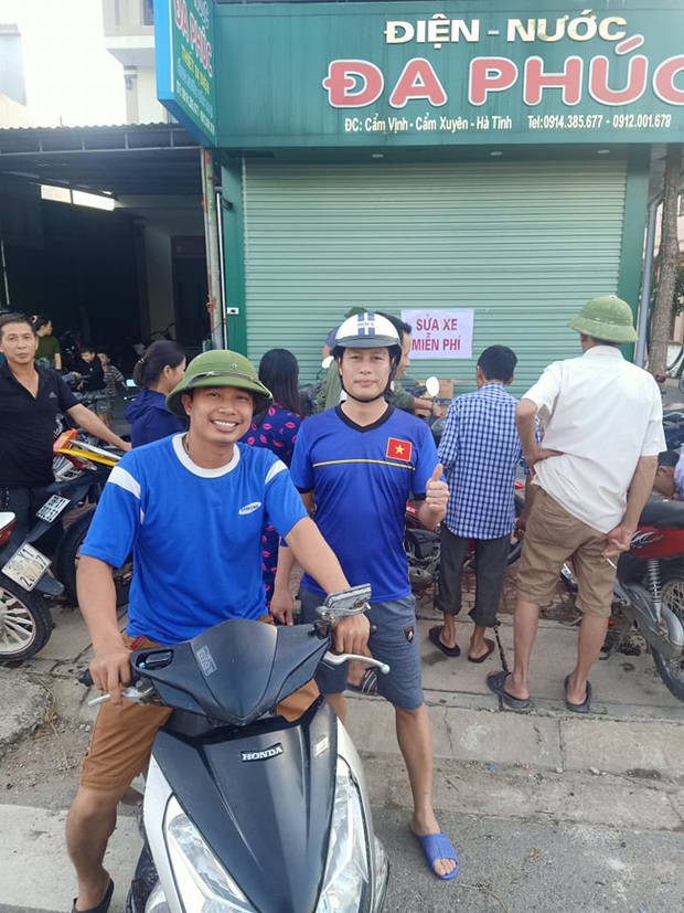 Tình người nơi lũ dữ đi qua: Hàng ngàn xe máy hỏng vì chìm trong biển nước, nhóm thợ tình nguyện sửa miễn phí cho bà con - Ảnh 11.