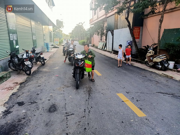 Tình người nơi lũ dữ đi qua: Hàng ngàn xe máy hỏng vì chìm trong biển nước, nhóm thợ tình nguyện sửa miễn phí cho bà con - Ảnh 8.