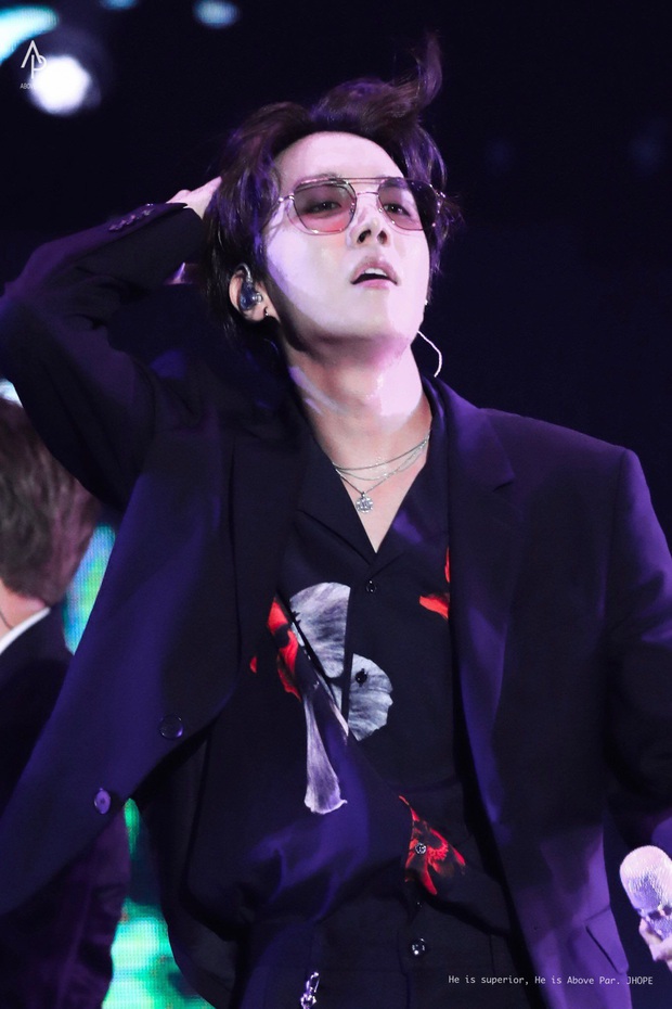 6 nam idol đẹp không camera nào bắt được: J-Hope và em trai BTS đẹp vô thực, nam thần nhà SM được khen đúng chất tổng tài ngôn tình - Ảnh 5.