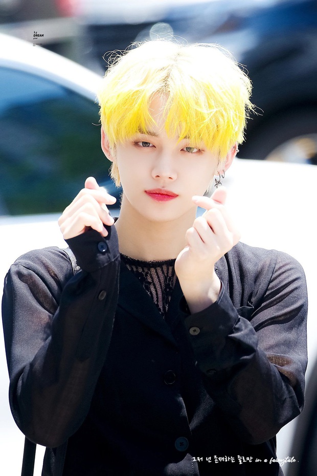 6 nam idol đẹp không camera nào bắt được: J-Hope và em trai BTS đẹp vô thực, nam thần nhà SM được khen đúng chất tổng tài ngôn tình - Ảnh 11.