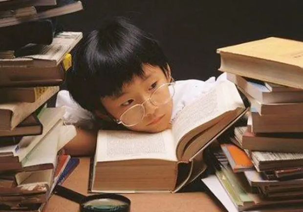 Bà mẹ chất vấn giáo viên khi con gái ghi 100 : 10 = 10 bị gạch sai, nghe lời giải thích liền quay ngoắt thái độ xin lỗi - Ảnh 2.