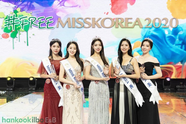 Cuộc thi Hoa hậu Hàn Quốc lạ đời nhất lịch sử: Phông nền hội chợ, Hoa hậu ỉu xìu khi nhận giải, dàn thí sinh trình diễn như idol Kpop - Ảnh 3.