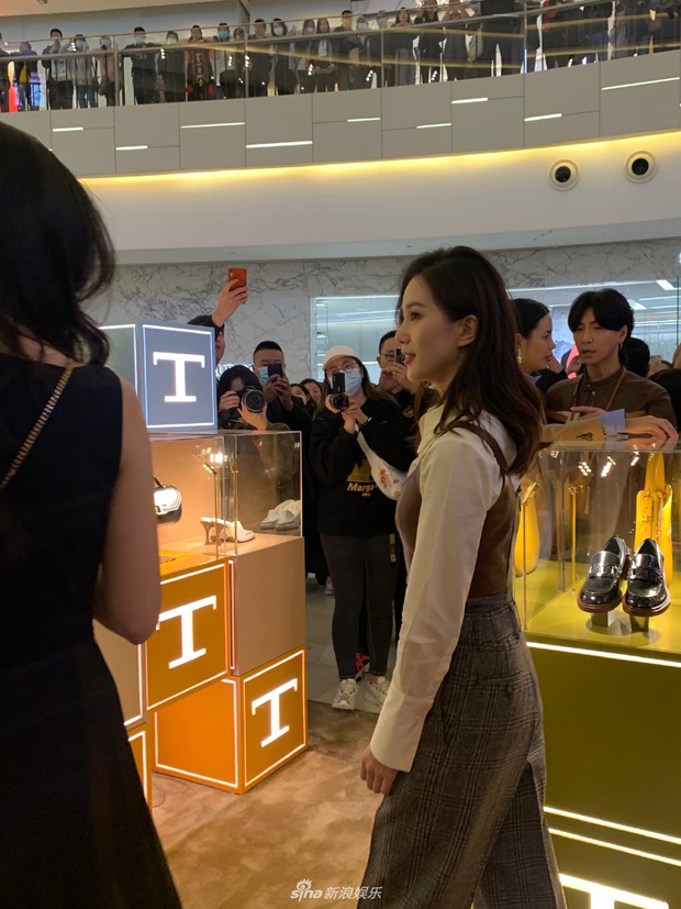 2 thái cực nhan sắc khác biệt: Dương Mịch lộ dấu hiệu lão hoá với ảnh cận cảnh, visual Lưu Thi Thi gây sốt với camera thường - Ảnh 7.