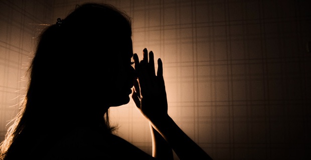 Người vợ bị ép mặc quần áo của mẹ chồng đã khuất với mùi hôi khó chịu và loạt chiêu trò hành hạ của gia đình chồng dẫn đến bi kịch đau lòng - Ảnh 1.