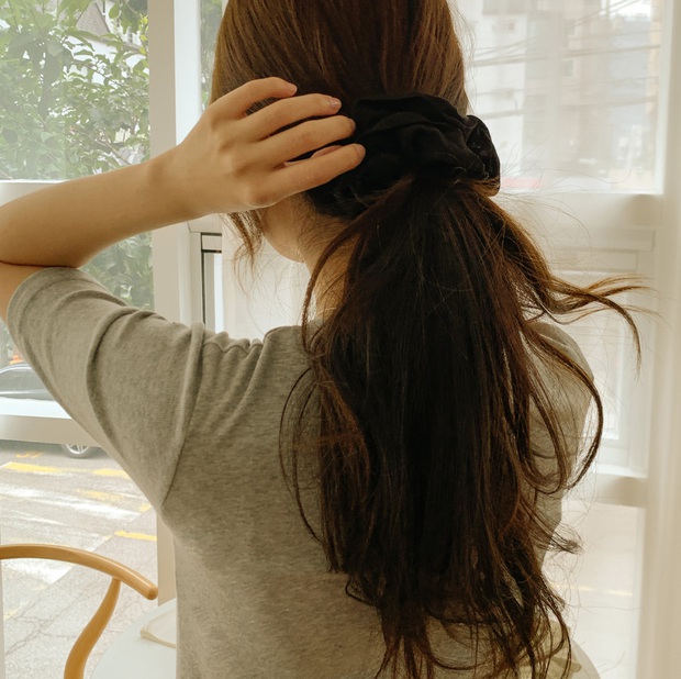 Tóc buộc thấp không chỉ có một mà có tới 5 cách biến tấu để bạn không bao giờ thắm thơm nhàm chán - Ảnh 1.