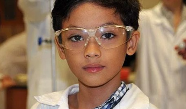 2 tuần tuổi biết nói, 6 tháng biết đi, nhưng vẫn chưa là gì so với thành tích đáng nể của thần đồng thông minh nhất thế giới này - Ảnh 1.