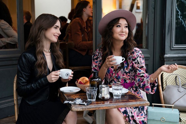 8 bí mật há hốc mồm về Emily Ở Paris: Nhà là chỗ tra tấn tù nhân thời xưa, bị tẩy chay thẳng mặt bởi chuỗi nhà hàng nổi tiếng - Ảnh 4. 8 bí mật há hốc mồm về Emily Ở Paris: Nhà là chỗ tra tấn tù nhân thời xưa, bị tẩy chay thẳng mặt bởi chuỗi nhà hàng nổi tiếng - Ảnh 4.