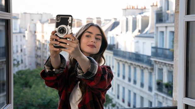 8 bí mật há hốc mồm về Emily Ở Paris: Nhà là chỗ tra tấn tù nhân thời xưa, bị tẩy chay thẳng mặt bởi chuỗi nhà hàng nổi tiếng - Ảnh 10. 8 bí mật há hốc mồm về Emily Ở Paris: Nhà là chỗ tra tấn tù nhân thời xưa, bị tẩy chay thẳng mặt bởi chuỗi nhà hàng nổi tiếng - Ảnh 10.