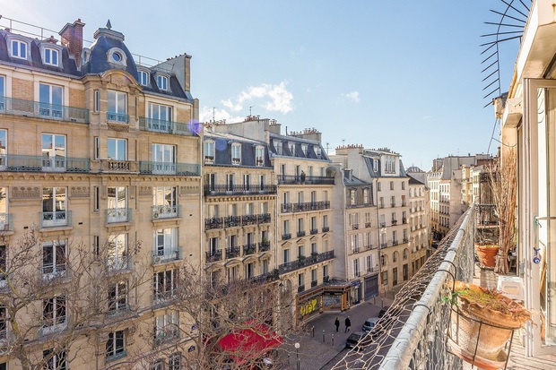8 bí mật há hốc mồm về Emily Ở Paris: Nhà là chỗ tra tấn tù nhân thời xưa, bị tẩy chay thẳng mặt bởi chuỗi nhà hàng nổi tiếng - Ảnh 11. 8 bí mật há hốc mồm về Emily Ở Paris: Nhà là chỗ tra tấn tù nhân thời xưa, bị tẩy chay thẳng mặt bởi chuỗi nhà hàng nổi tiếng - Ảnh 11.