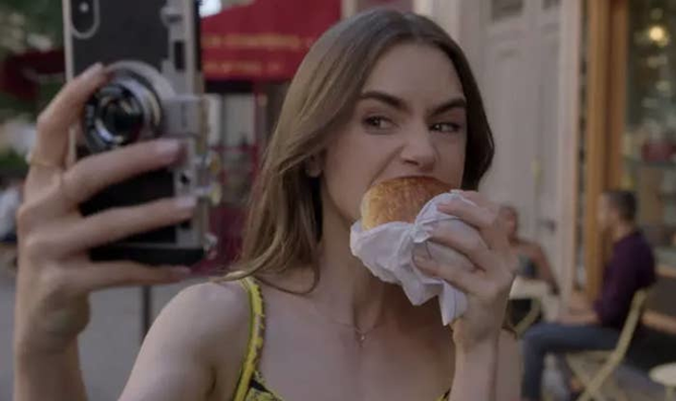 8 bí mật há hốc mồm về Emily Ở Paris: Nhà là chỗ tra tấn tù nhân thời xưa, bị tẩy chay thẳng mặt bởi chuỗi nhà hàng nổi tiếng - Ảnh 6. 8 bí mật há hốc mồm về Emily Ở Paris: Nhà là chỗ tra tấn tù nhân thời xưa, bị tẩy chay thẳng mặt bởi chuỗi nhà hàng nổi tiếng - Ảnh 6.