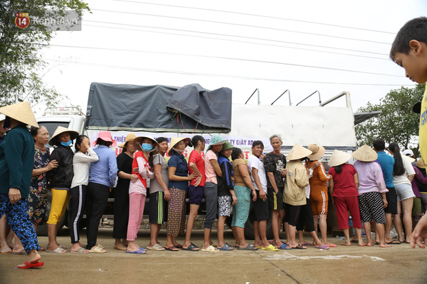 Tình người nơi lũ dữ đi qua: Hàng ngàn xe máy hỏng vì chìm trong biển nước, nhóm thợ tình nguyện sửa miễn phí cho bà con - Ảnh 2.
