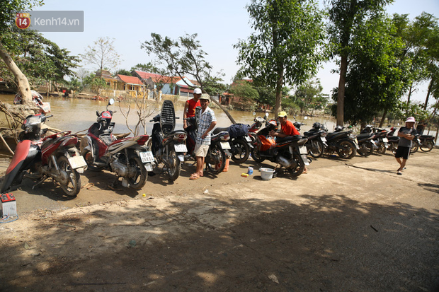 Tình người nơi lũ dữ đi qua: Hàng ngàn xe máy hỏng vì chìm trong biển nước, nhóm thợ tình nguyện sửa miễn phí cho bà con - Ảnh 4.
