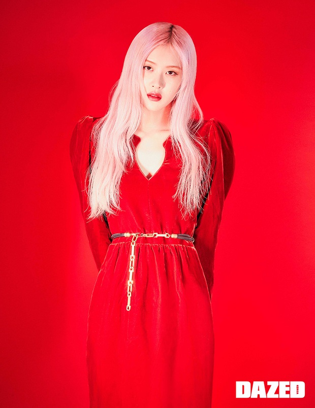 Sốc nhẹ bộ ảnh tạp chí mới của Rosé (BLACKPINK): Son đỏ chót, lên đồ da bóng lộn, vòng 1 khiêm tốn sao sang thế này? - Ảnh 3.