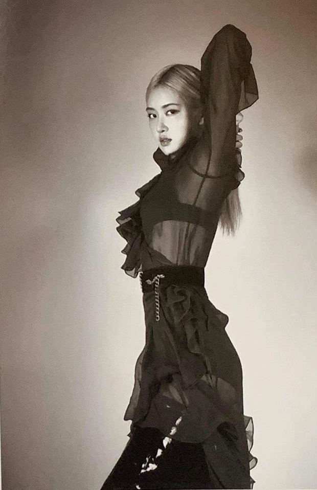 Sốc nhẹ bộ ảnh tạp chí mới của Rosé (BLACKPINK): Son đỏ chót, lên đồ da bóng lộn, vòng 1 khiêm tốn sao sang thế này? - Ảnh 9.