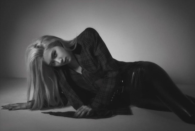 Sốc nhẹ bộ ảnh tạp chí mới của Rosé (BLACKPINK): Son đỏ chót, lên đồ da bóng lộn, vòng 1 khiêm tốn sao sang thế này? - Ảnh 10.