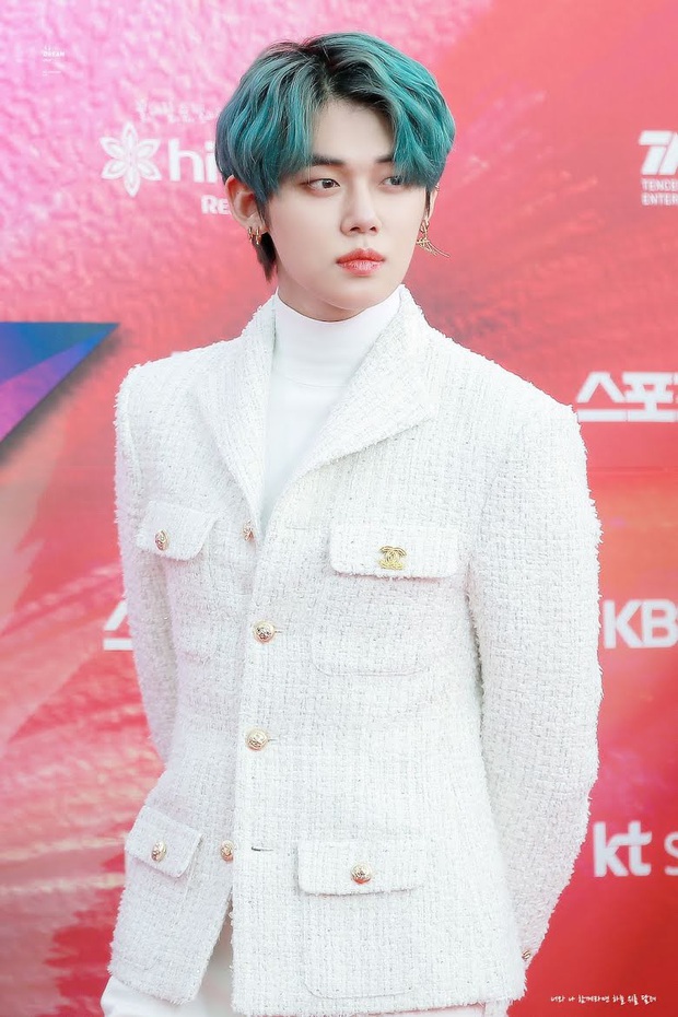 6 nam idol đẹp không camera nào bắt được: J-Hope và em trai BTS đẹp vô thực, nam thần nhà SM được khen đúng chất tổng tài ngôn tình - Ảnh 12.