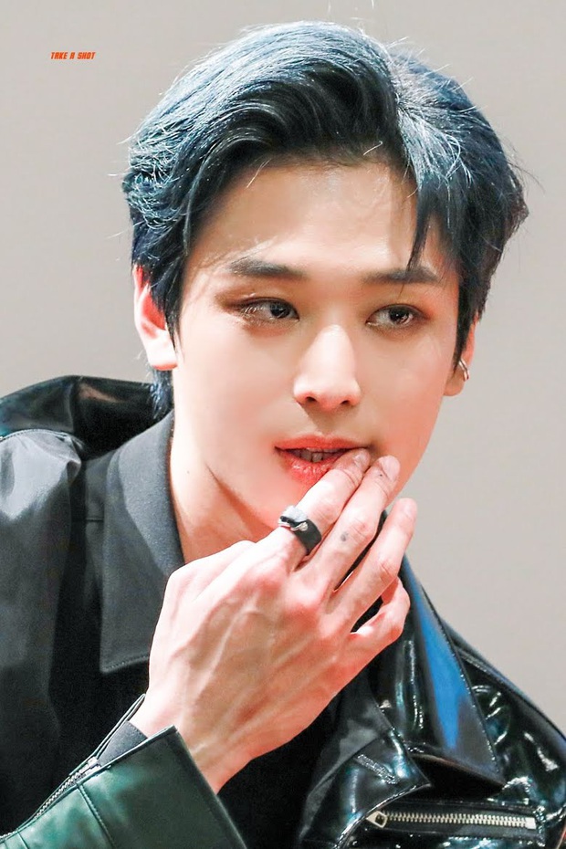 6 nam idol đẹp không camera nào bắt được: J-Hope và em trai BTS đẹp vô thực, nam thần nhà SM được khen đúng chất tổng tài ngôn tình - Ảnh 15.